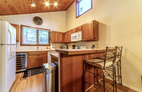 Mammoth Lakes House | Sunny, Large, Updated, Pet Friendly Townhome, Spa, Wifi and Free Parking