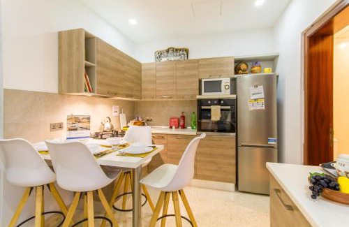 Kalkara Apartment | Sunny Maltese townhouse Madonnina Kalkara - Happy Rentals