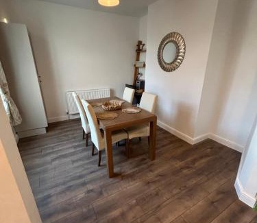 Meliden Villa | Sunny Mountain View