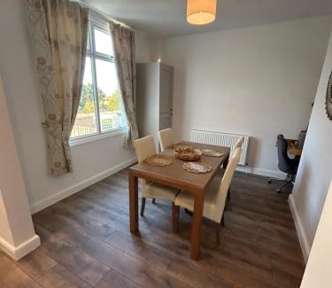 Meliden Villa | Sunny Mountain View