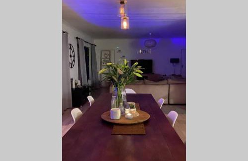 Eikenbosch House | Sunny Open living family home in the Winelands