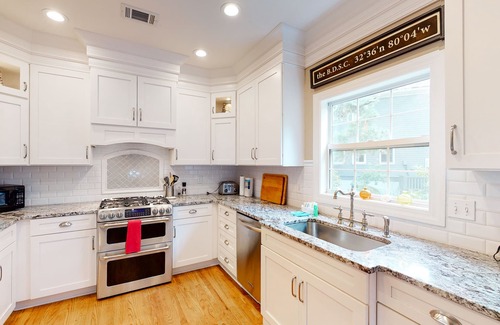 Vanderhorst Plantation House | Sunny & quiet dog-friendly getaway with a furnished deck - near golf & beach