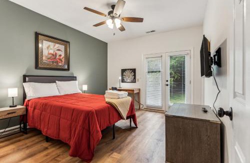 Greenacres Apartment | Sunny Retreat: Pool & Beach Near Condo