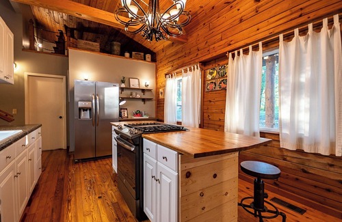 Sylvan Shores Cabin | Sunny Ridge Hideaway Forest Cabin. Eureka Springs-Lake Area of Beaver Lake