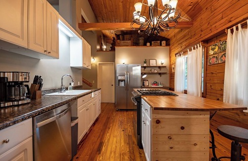 Sylvan Shores Cabin | Sunny Ridge Hideaway Forest Cabin. Eureka Springs-Lake Area of Beaver Lake