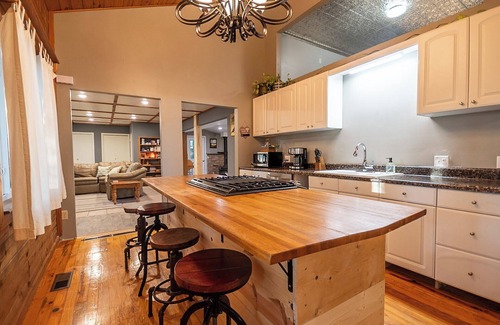 Sylvan Shores Cabin | Sunny Ridge Hideaway Forest Cabin. Eureka Springs-Lake Area of Beaver Lake