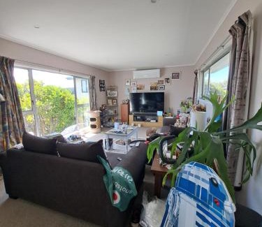 Glenfield House | Sunny room in Bayview