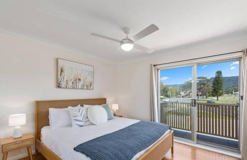 East Corrimal Apartment | Sunny Shores Escape - Breezy Days near Surf Beaches