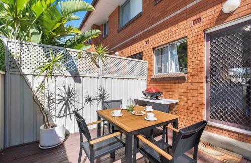 East Corrimal Apartment | Sunny Shores Escape - Breezy Days near Surf Beaches