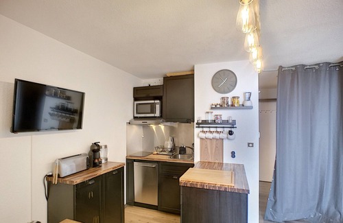 Les Bruyeres Apartment | Sunny Ski Retreat - Renovated 2-Room Apt for 4, Stunning Mountain Views, Ski-in/Ski-out Access
