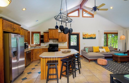 Crested Butte South House | Sunny & Spacious Mountain Getaway. Close to Trail, Bus, Coffee, Food in CB South