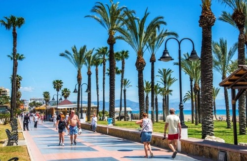 Torremolinos City Centre Apartment | Sunny Studio Near Beaches and Attractions in Torremolinos