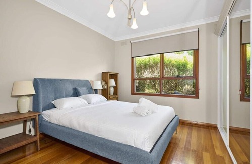 Pascoe Vale House | Sunny Suburbia Retreat: Decked Out for Fun
