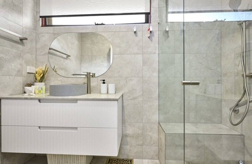 Pascoe Vale House | Sunny Suburbia Retreat: Decked Out for Fun