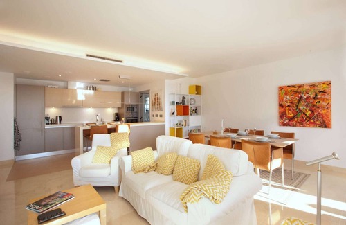 Ojen Apartment | Sunny Terrace Apartment