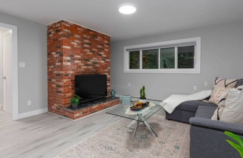 Delta House | Sunny Watershed Park Retreat (ground level home)
