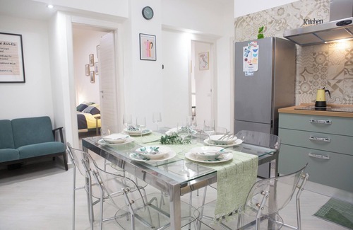 Universita Apartment | Sunny’s Suite-Renovated in 2025, 2min to Metro, 8min to Colosseum,A/C, Netflix