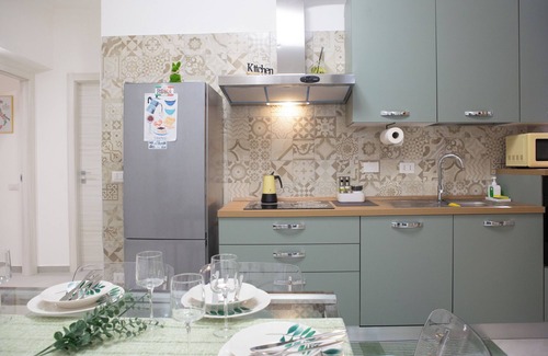 Universita Apartment | Sunny’s Suite-Renovated in 2025, 2min to Metro, 8min to Colosseum,A/C, Netflix