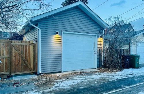 Sunnyside Apartment | Sunnyside 3 bdrm Trendy Kensington AC Garage