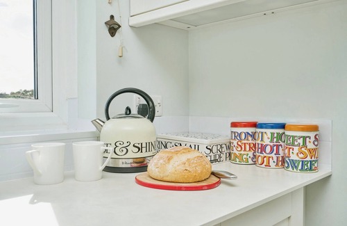 Nettlestone Cottage | Sunnyside - a house that sleeps 5 guests in 3 bedrooms in the wonderful town of Seaview