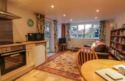 Husthwaite Cottage | SUNNYSIDE GARDEN COTTAGE, pet friendly, with a garden in Husthwaite