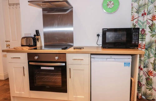 Husthwaite Cottage | SUNNYSIDE GARDEN COTTAGE, pet friendly, with a garden in Husthwaite