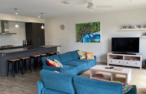 Inverloch House | Sunnyside - Surf Side, Linen and Wifi included