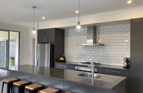 Inverloch House | Sunnyside - Surf Side, Linen and Wifi included
