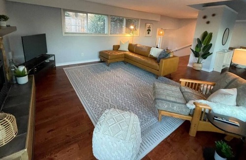 Colwood House | Sunrise Escape - Close to the BEACH!