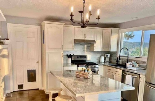 Colwood House | Sunrise Escape - Close to the BEACH!