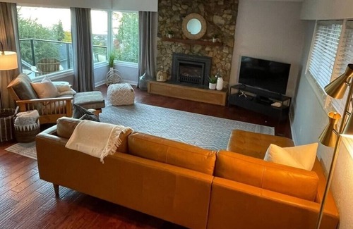 Colwood House | Sunrise Escape - Close to the BEACH!