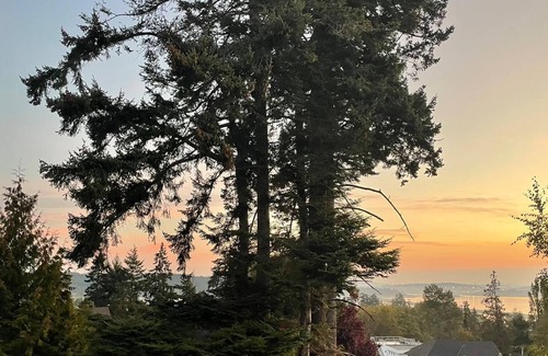 Colwood Apartment | Sunrise Escape - ocean views + close to the BEACH!