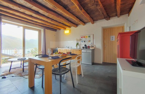 Calozzo Apartment | Sunrise Lodge holiday flat on Lake Como