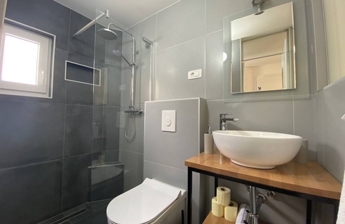 Dugi Rat House | Sunrise mountain & sea view HOT TUBE suite