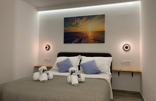 Dugi Rat House | Sunrise mountain & sea view HOT TUBE suite