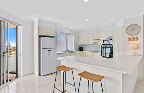 Malua Bay House | Sunrise on the Bay. Panoramic views, walk to beach.