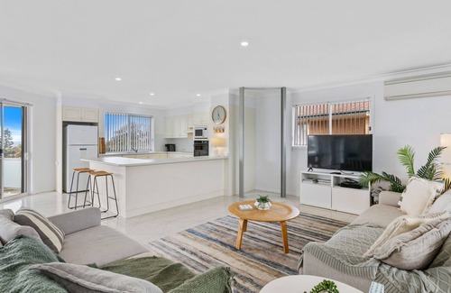 Malua Bay House | Sunrise on the Bay. Panoramic views, walk to beach.