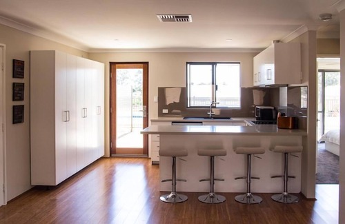 Wanneroo House | Sunrise Retreat -beautiful holiday home with shared pool