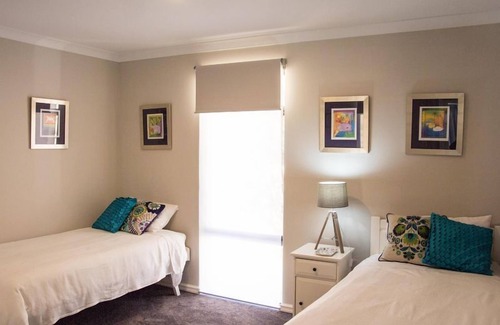Wanneroo House | Sunrise Retreat -beautiful holiday home with shared pool