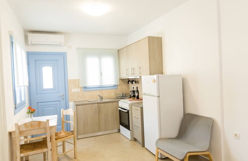 Perivolos Apartment | Sunrise Studio Santorini