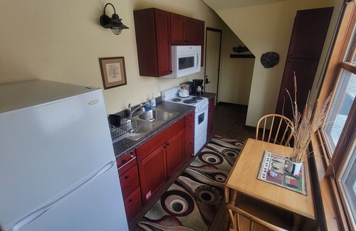 Elba Hotel | Sunrise Suite Retreat, River on Property, Adults Only, No Pets, Peace and Quiet!