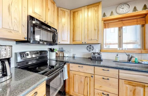 Fraser Ski Chalet | Sunset Chalet - 3Bed, Loft, 2Bath - Sleeps up to 12
