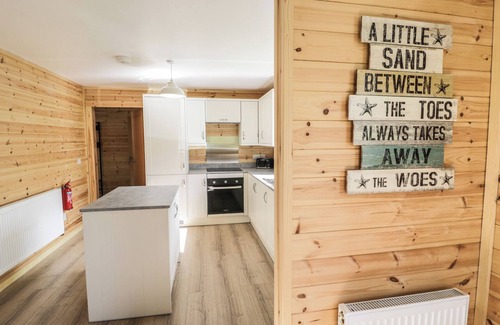 Llanbedr Cottage | SUNSET LODGE 5, family friendly, with open fire in Llanbedr
