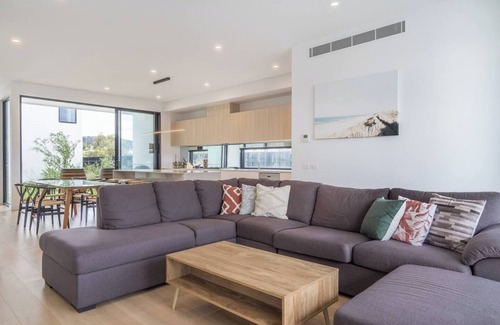 Safety Beach House | Sunset Marina An Architectural Gem by the Beach