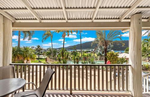 Airlie Beach Apartment | Sunset Oasis