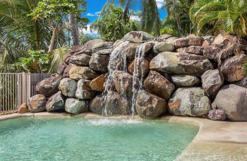Airlie Beach Apartment | Sunset Oasis