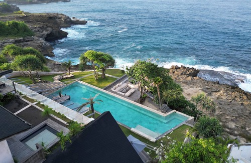 Mushroom Bay Villa | Sunset Point Paradise - Exclusive cliffside villa with ocean views