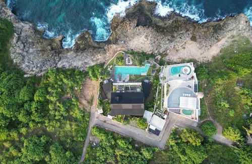 Mushroom Bay Villa | Sunset Point Paradise - Exclusive cliffside villa with ocean views