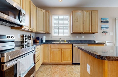 Villages of Five Points House | SUNSET POINT VILLA – 4BR, 2.5BA – Sleeps 8 – Community Pool - Short drive to Beach