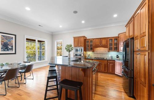 Troutman House | Sunset Pointe by AvantStay Waterfront Beach Fire Pit Sleeps 14 5BDR 4BA